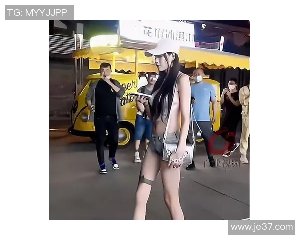 日本综艺节目中足球明星意外露臀引发热议网友纷纷围观评论不断